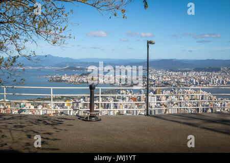 Morro da Cruz Sicht und der Innenstadt von Florianopolis - Florianopolis, Santa Catarina, Brasilien Stockfoto