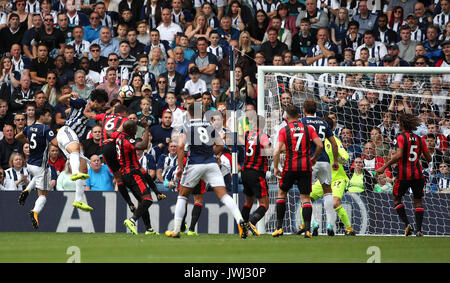 West Bromwich Albion Ahmed Hegazy Kerben erste Ziel seiner Seite des Spiels während der Premier League Match in West Bromwich, West Bromwich. Stockfoto