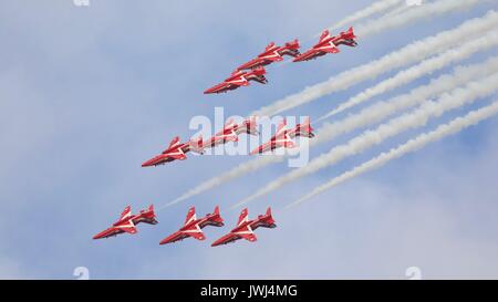 Rote Pfeile fliegen in Formation Shuttleworth Stockfoto