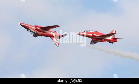 Zwei BAE Systems Hawk T1-Jets bilden die roten Pfeile aerobatic Team, die sich in der Ausbildung bei Shuttleworth Air Show 2017 Flying Stockfoto