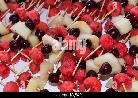 Obstspieße, enthalten verschiedene Früchte. Typische Sommer essen, essen Sie am Meer oder am Strand unter dem Dach. Aber auch am Buffet als refreshmen Stockfoto