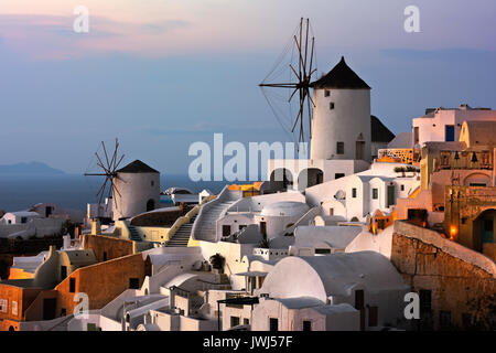 Die Windmühlen von Oia, Santorini, Griechenland Stockfoto