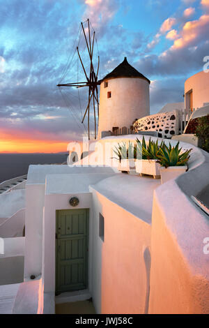 Windmühle in Oia, Santorini, Griechenland Stockfoto