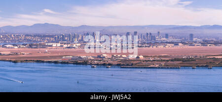 Downtown San Diego Stadtbild und die Bucht mit Booten. San Diego Bay geschossen von Cabrillo Park. Stockfoto
