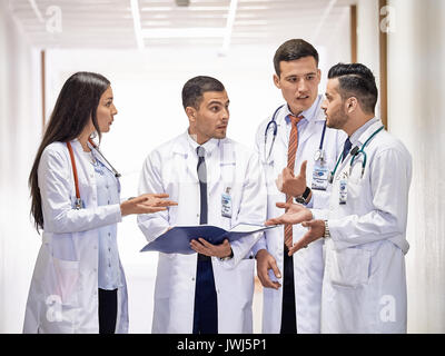 Studenten der Witebsker staatlichen medizinischen Universität der Freundschaft der Völker Studieren im Klassenzimmer. Sie werden lachen, reden untereinander, posin Stockfoto