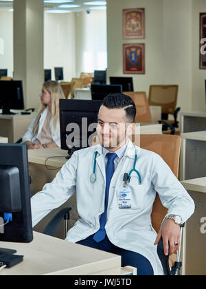 Studenten der Witebsker staatlichen medizinischen Universität der Freundschaft der Völker Studieren im Klassenzimmer. Sie werden lachen, reden untereinander, posin Stockfoto