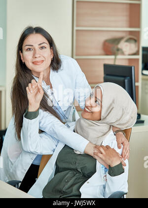 Studenten der Witebsker staatlichen medizinischen Universität der Freundschaft der Völker Studieren im Klassenzimmer. Sie werden lachen, reden untereinander, posin Stockfoto