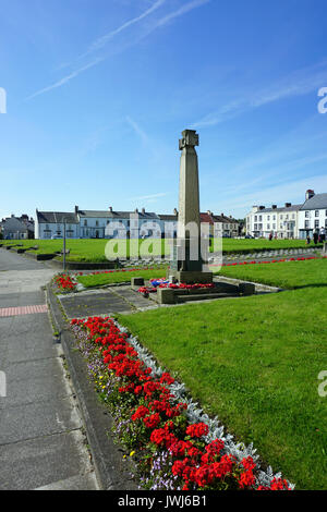 Steinernes Kreuz WW1 WW2 War Memorial auf dem Dorfplatz Seaton Carew Hartlepool, England Küste Stockfoto