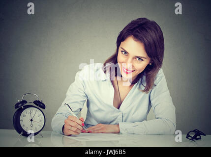 Business Frau einen Brief schreiben oder das Ausfüllen eines Antragsformulars Stockfoto