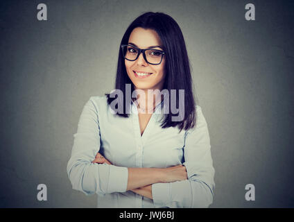 Porträt der jungen schönen Geschäftsfrau auf grauen Hintergrund Stockfoto