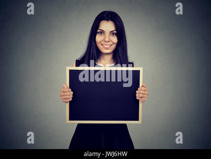 Schöne Frau mit einer Tafel mit Exemplar. Stockfoto