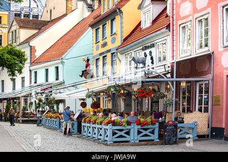 Riga, Lettland - Juli, 2017: Street Food Restaurants, Sommerterrasse in Riga, Lettland Stockfoto