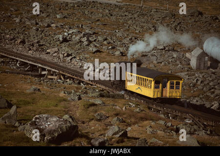 Die historische Zahnradbahn am Mount Washington in New Hampshire nimmt Touristen auf einer 3-stündigen rjourney auf den 6.288 Fuß Gipfel des Mount Washington und Bac Stockfoto