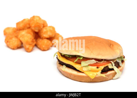 Hamburger und Tater Tots auf weißem Hintergrund Stockfoto