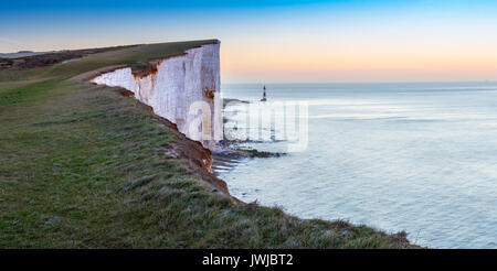 Beachy Head Light House und Kreidefelsen bei Sonnenaufgang, Sussex, England, Großbritannien Stockfoto