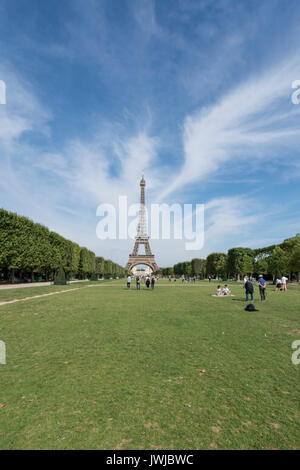 Menschen auf dem Rasen des Champ de Mars vor dem Eiffelturm Stockfoto