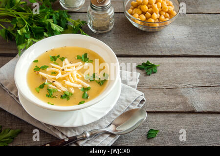 Hausgemachter Kichererbsen-Suppe mit Käse und Petersilie - gesunde Bio-vegetarische Ernährung pflanzliches Eiweiß essen essen essen Suppe Stockfoto