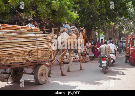 JODHPUR, Indien - Januar 11, 2017: 1954-1990 Menschen bei der Arbeit in der Straße in Jodhpur, Indien. Stockfoto