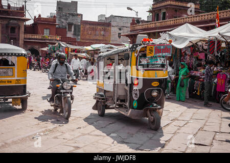 JODHPUR, Indien - Januar 11, 2017: 1954-1990 Menschen bei der Arbeit in der Straße in Jodhpur, Indien. Stockfoto