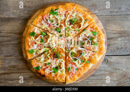 Vegetarische Pizza auf rustikalen Holzmöbeln Hintergrund. Italienische Pizza mit Gemüse und Käse. Stockfoto
