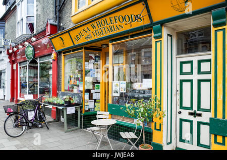 Der Arjuna Vollwert-Shop in Mill Road, Cambridge, eine Fläche von unabhängigen Geschäften und Restaurants. Stockfoto