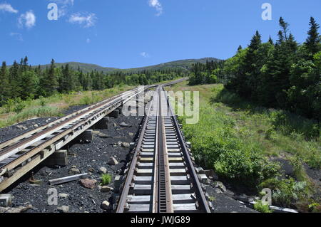 Mount Washington Cog Rail Way auf dem Weg zum Gipfel, Mount Washington auf einem schönen klaren Tag. Die Sicht war 120 Meilen auf dem Gipfel. Stockfoto