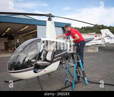 Man tanken Robinson R22 Helikopters, Boeing Field, Seattle, USA Stockfoto