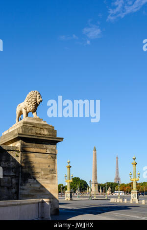 Einer der beiden Marmor Löwen auf den Jardin des Tuileries überragt die Place de la Concorde in Paris, mit dem Obelisk von Luxor und seine Rostrasäulen und Th Stockfoto