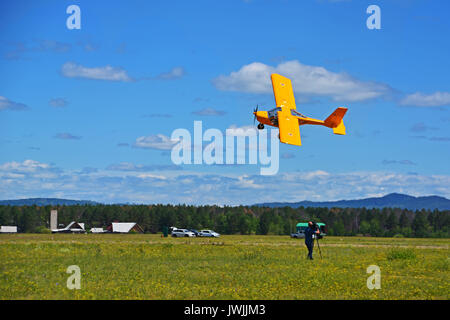 Flugzeug die Durchführung einer Demonstration niedrig über dem Boden. Es gibt ein Video der Ebene während einer Rede. stunt Flugzeug in der Luft Stockfoto