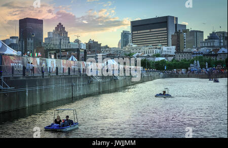 Touristen Tretboot fahren im Hafen von Old Montreal, Kanada. Stockfoto