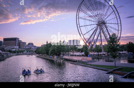 Touristen Tretboot in Montreal Hafen in der Nähe des Riesenrad Stockfoto