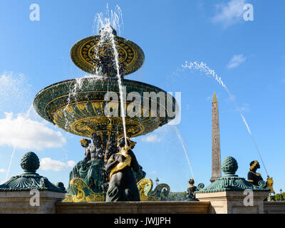 Der Brunnen der Flüsse auf dem Concorde Platz in Paris und der Obelisk von Luxor im Hintergrund, mit Nereiden und Tritonen, die goldene Fische halten Stockfoto