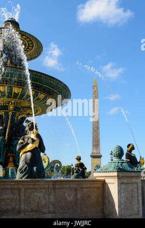 Der Brunnen der Flüsse auf dem Concorde Platz in Paris und der Obelisk von Luxor im Hintergrund, mit Nereiden und Tritonen, die goldene Fische halten Stockfoto