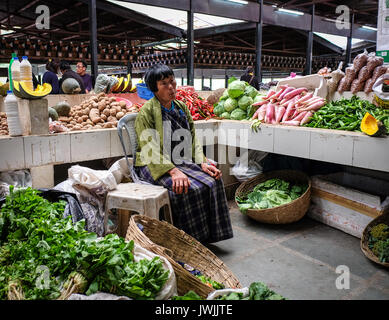 Thimpu, Bhutan - 29.August 2015. Ein Verkäufer im ländlichen Markt in Thimpu, Bhutan. Bhutan ist geopolitisch in Südasien und ist die Region, die zweite mindestens pop Stockfoto