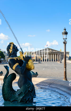 Der Bourbon-Palast, in dem die französische Nationalversammlung untergebracht ist, vom Concorde-Platz in Paris aus gesehen, mit dem Brunnen der Meere im Vordergrund. Stockfoto