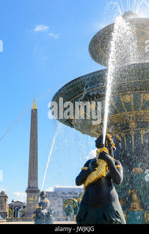 Der Brunnen der Meere auf dem Place de la Concorde in Paris mit Nereiden und Tritonen, die goldene Fische halten, und dem Obelisken von Luxor im Hintergrund. Stockfoto