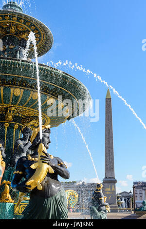 Der Brunnen der Meere auf dem Place de la Concorde in Paris mit Nereiden und Tritonen, die goldene Fische halten, und dem Obelisken von Luxor im Hintergrund. Stockfoto