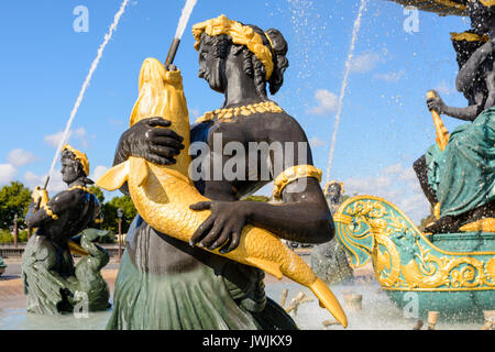 Der Brunnen der Meere auf dem Concorde-Platz in Paris mit Statuen von Nereiden und Tritonen, die goldene Fische halten, die Wasser in das obere Becken spucken. Stockfoto