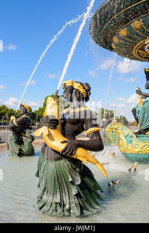 Der Brunnen der Meere auf dem Concorde-Platz in Paris mit Statuen von Nereiden und Tritonen, die goldene Fische halten, die Wasser in das obere Becken spucken. Stockfoto