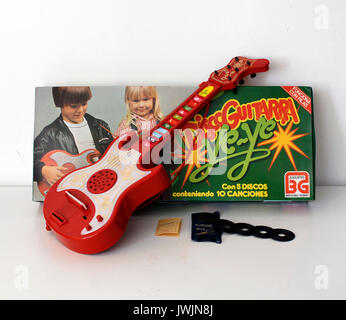 Vintage Gitarren Spielzeug Ye-Ye von Gisbert Bernabeu, Barcelona, in Spanien, mit kleine Disco in der Box Stockfoto