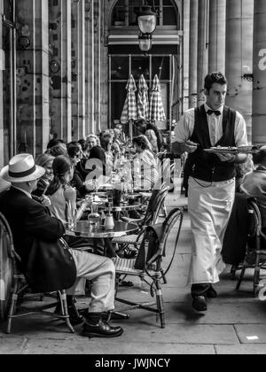 PARIS FRANKREICH - GARCON L'hinaus! - Pariser CAFE TERRASSE-KELLNER CAFE PARIS - PALAIS ROYAL PARIS © Frédéric BEAUMONT Stockfoto