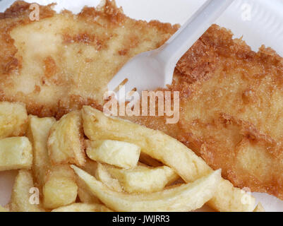Nahaufnahme des traditionellen, frisch zubereiteten Fisch und Chips essen mit Kunststoff Gabel Stockfoto