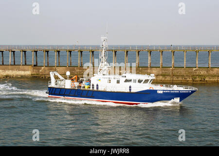 Fischerei Patrol Boot in den Hafen. Whitby, North Yorkshire, England, UK. Stockfoto