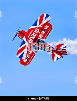 Rich Goodwin führt einen hohen alpha-Messer-Rand-Pass in seiner Pitts Special S-2 s "Muskel-Doppeldecker" Stockfoto