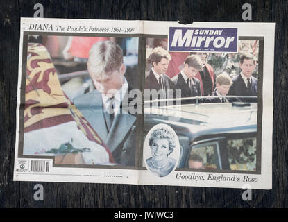 Die britische Zeitung The Sunday Mirror Reporting der Beerdigung von Prinzessin Diana von September 1997. Stockfoto