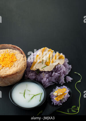 Blauen Erbse klebriger Reis thailändische Vanillesauce mit Kokosmilch thailändisches Dessert Asian Food Styling Stockfoto