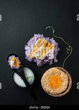 Blauen Erbse klebriger Reis thailändische Vanillesauce mit Kokosmilch thailändisches Dessert Asian Food Styling Stockfoto