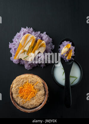 Blauen Erbse klebriger Reis thailändische Vanillesauce mit Kokosmilch thailändisches Dessert Asian Food Styling Stockfoto