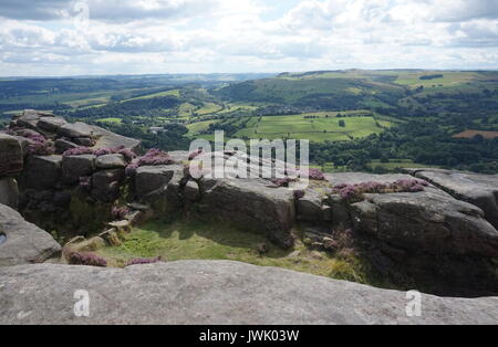 Wandern entlang der oberen Kante Froggatt, Peak District National Park, England Stockfoto