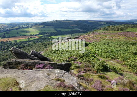 Wandern entlang der oberen Kante Froggatt, Peak District National Park, England Stockfoto